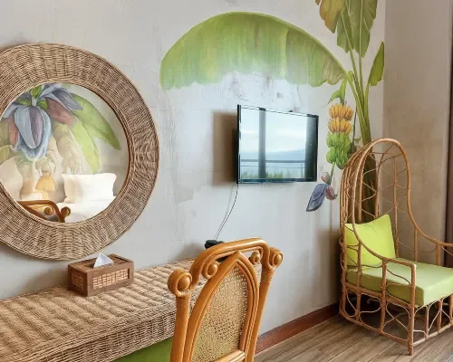 Bàn trang điểm trong phòng tại MissBamboo Hotel Nha Trang by The Light