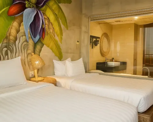 Phòng giường đôi với tranh tường tại MissBamboo Hotel Nha Trang by The Light