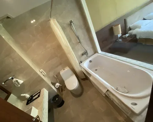 Phòng tắm tại Mường Thanh Grand Nha Trang – góc 4