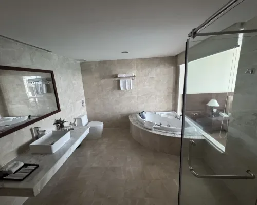 Phòng tắm tại Mường Thanh Grand Nha Trang – góc 3