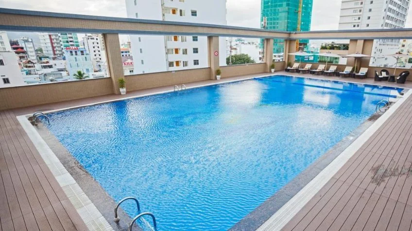 Hồ bơi tại Mường Thanh Luxury Nha Trang