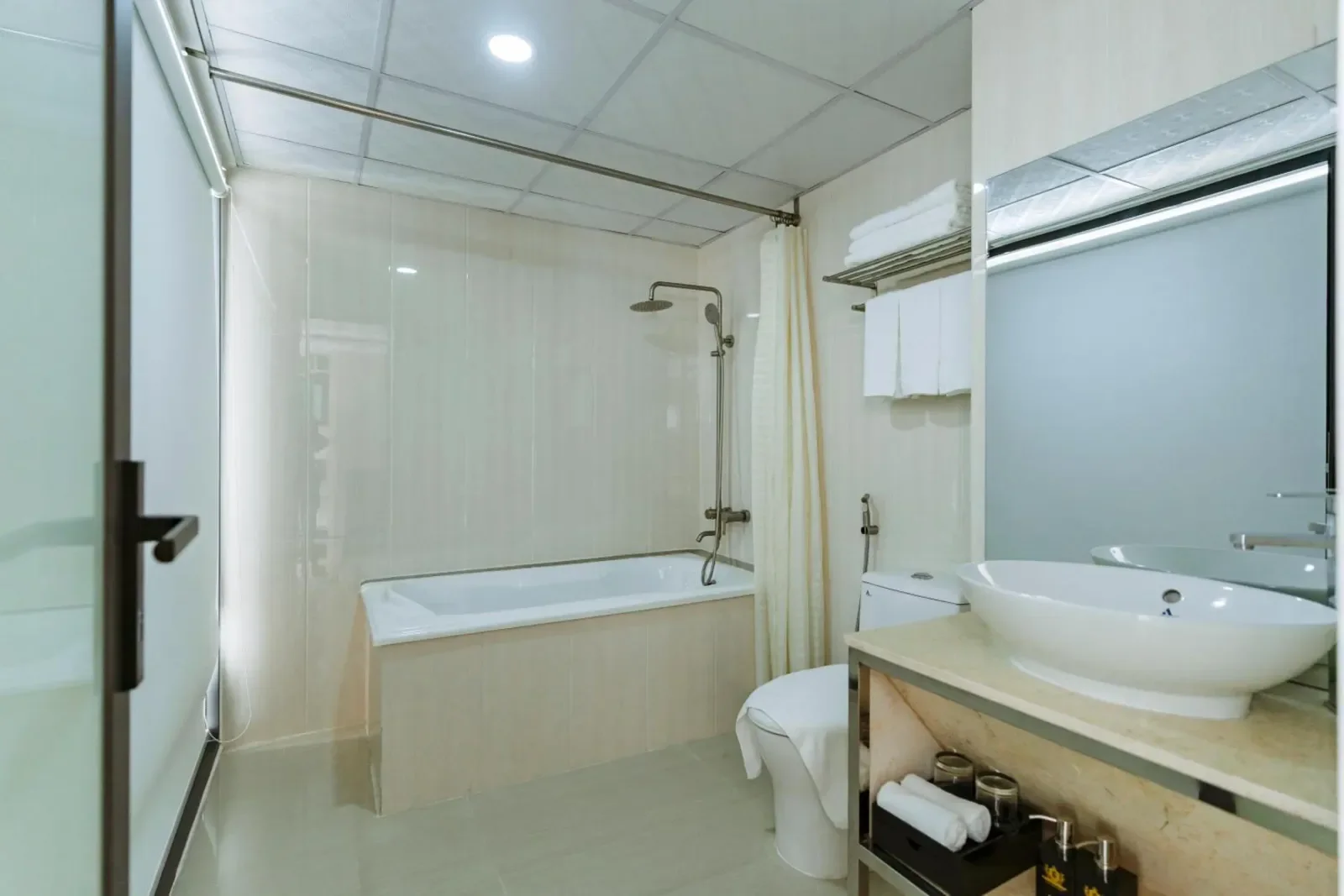 Phòng tắm có bồn tắm tại Napoleon Nha Trang Hotel