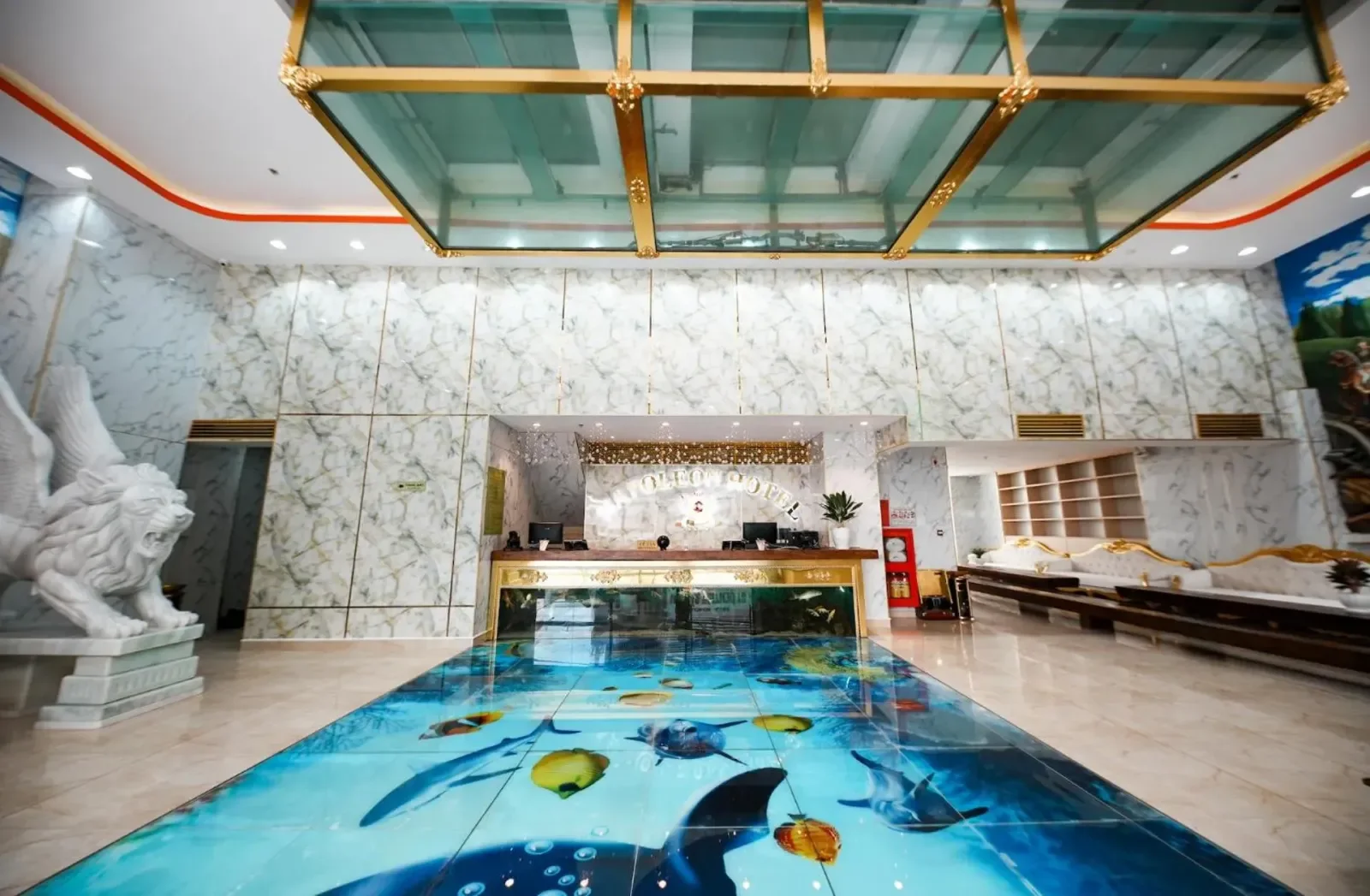 Sảnh lễ tân với sàn trang trí tại Napoleon Nha Trang Hotel