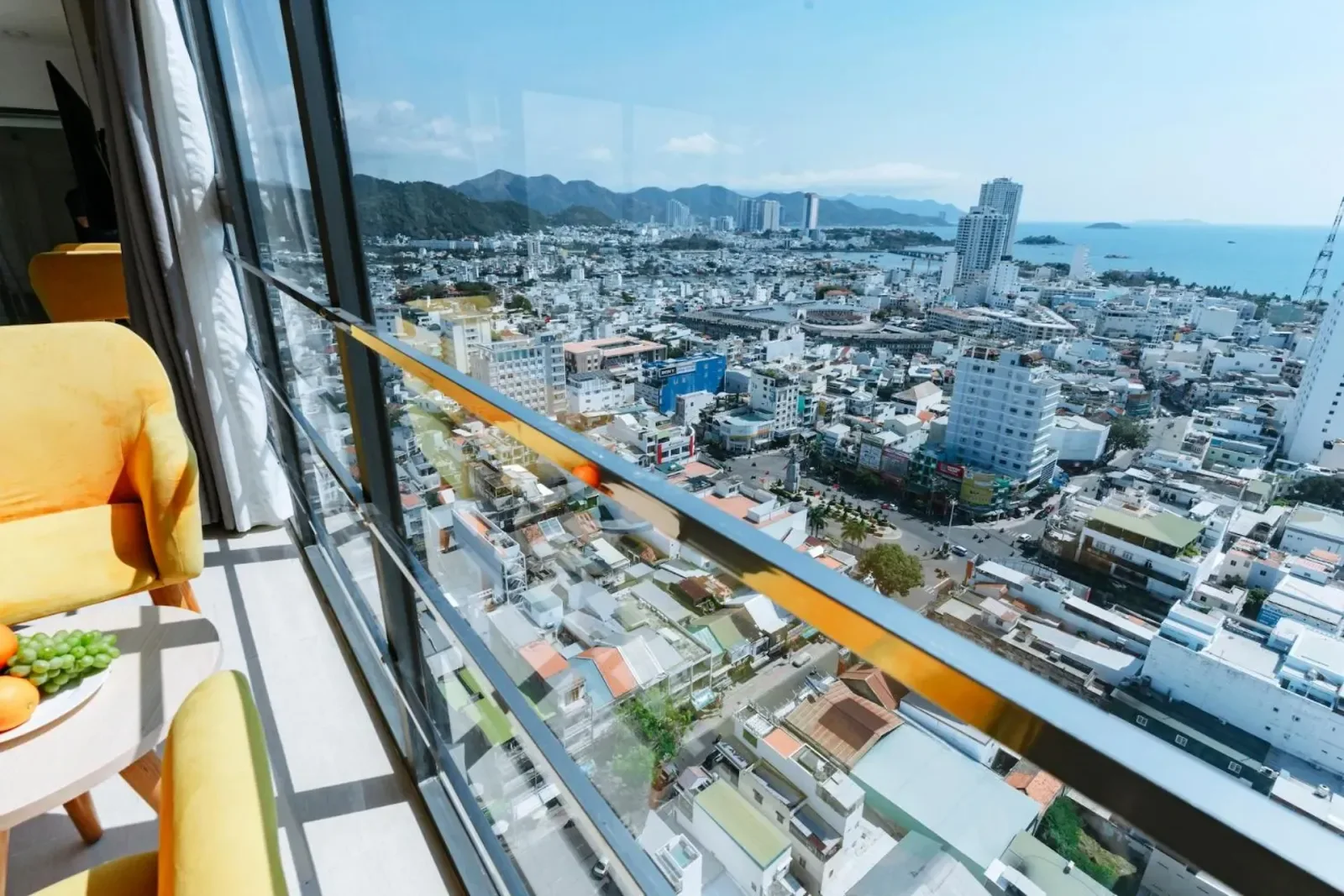 Góc nhìn thành phố từ tầng cao tại Napoleon Nha Trang Hotel