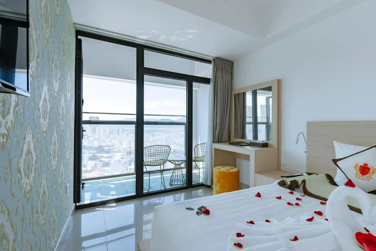 Phòng có ban công nhìn thành phố tại Napoleon Nha Trang Hotel