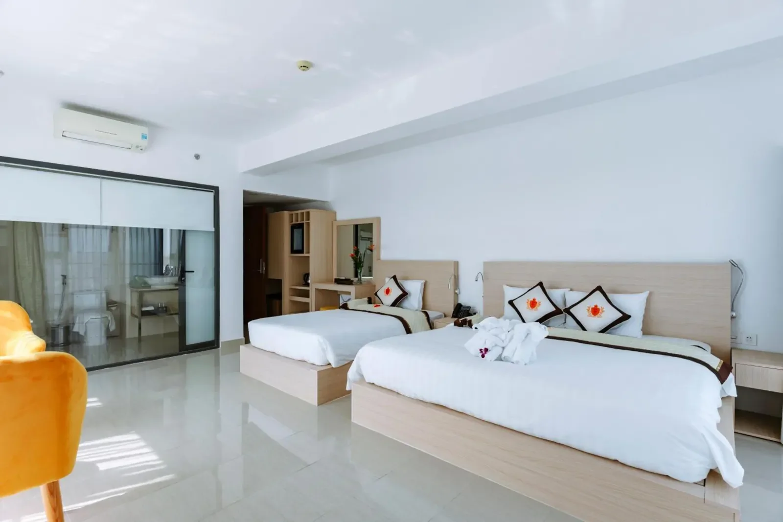 Phòng rộng có sofa và phòng tắm kính tại Napoleon Nha Trang Hotel