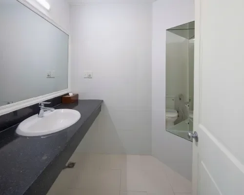 Phòng tắm tại Nha Trang Lodge Hotel – góc 2