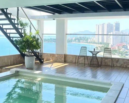 Hồ bơi trên cao nhìn thành phố tại Nha Trang Wonderland Hotel
