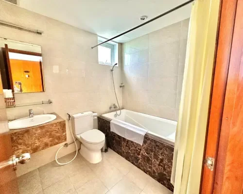 Phòng tắm có bồn tắm tại Nha Trang Wonderland Hotel