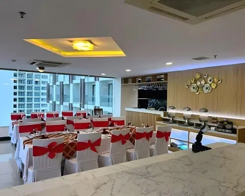 Không gian nhà hàng tại Nha Trang Wonderland Hotel