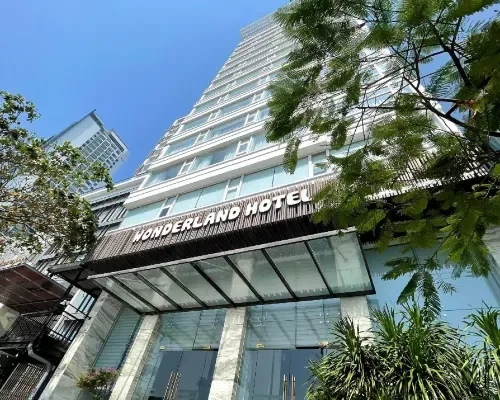 Mặt tiền và biển hiệu khách sạn tại Nha Trang Wonderland Hotel