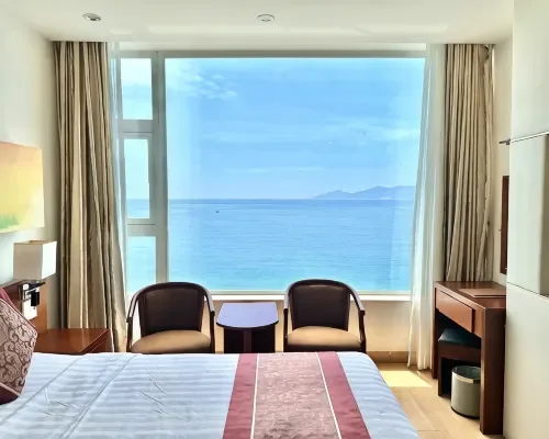 Phòng giường đôi cạnh cửa kính tại Nha Trang Wonderland Hotel
