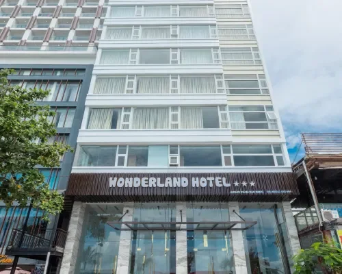 Toàn cảnh mặt tiền khách sạn tại Nha Trang Wonderland Hotel