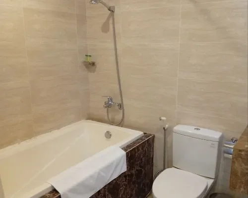 Phòng tắm có bồn tắm tại Nha Trang Wonderland Hotel