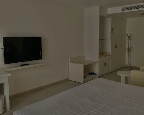 Phòng ngủ và tủ quần áo tại Nhi Phi Hotel Nha Trang