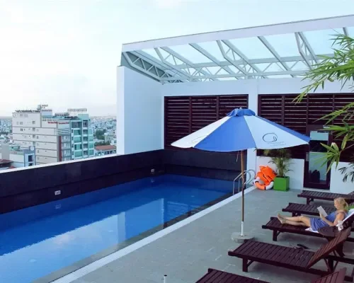 Hồ bơi ngoài trời tại Nhi Phi Hotel Nha Trang