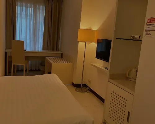 Phòng giường đôi và bàn làm việc tại Nhi Phi Hotel Nha Trang