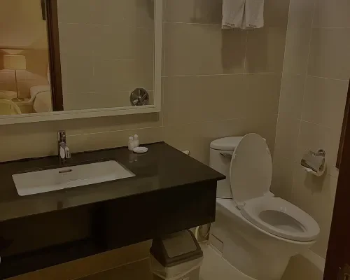 Phòng tắm và khu vệ sinh tại Nhi Phi Hotel Nha Trang