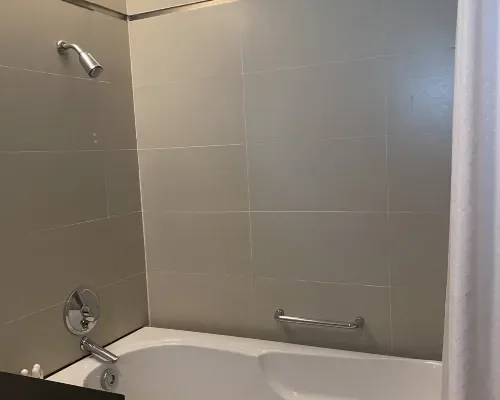 Bồn tắm trong phòng tắm tại Nhi Phi Hotel Nha Trang