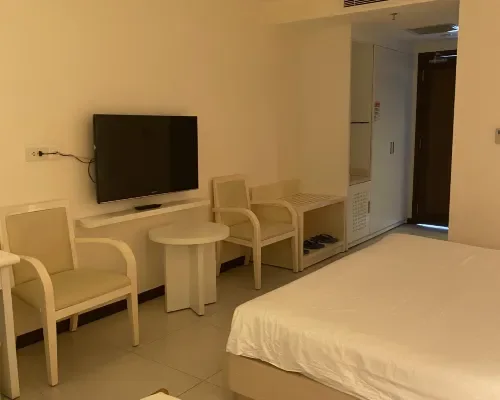 Phòng rộng có khu ghế ngồi tại Nhi Phi Hotel Nha Trang