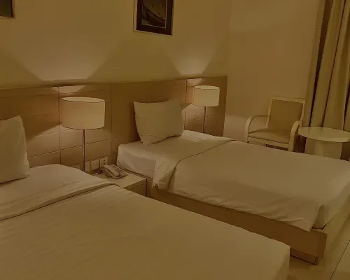Phòng hai giường cạnh cửa sổ tại Nhi Phi Hotel Nha Trang