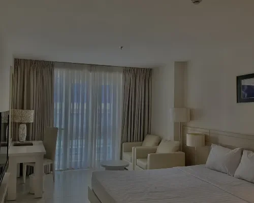 Phòng có cửa kính lớn tại Nhi Phi Hotel Nha Trang
