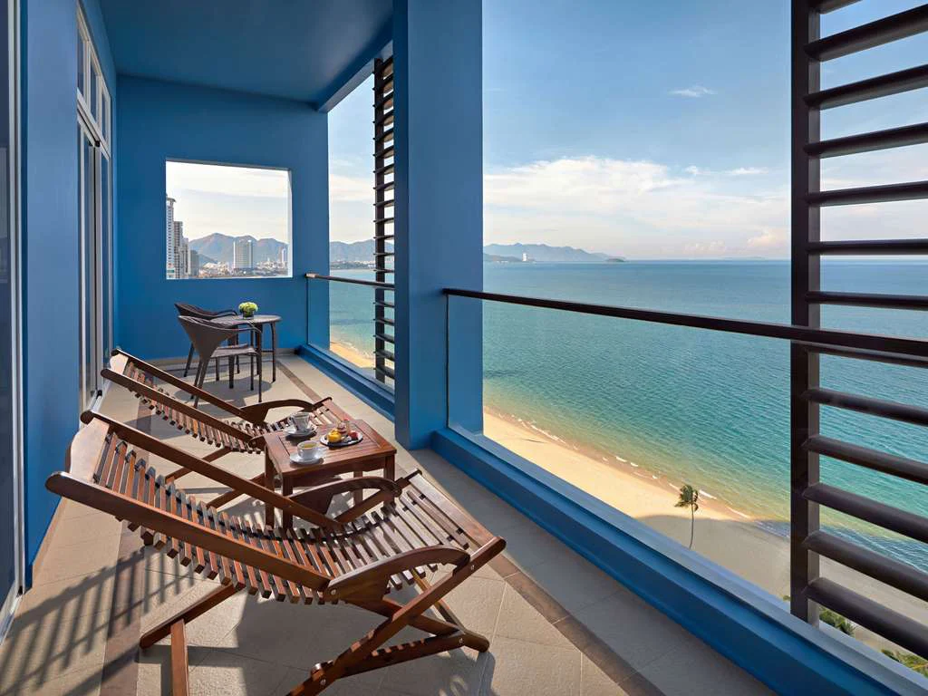Ban công phòng hướng biển Novotel