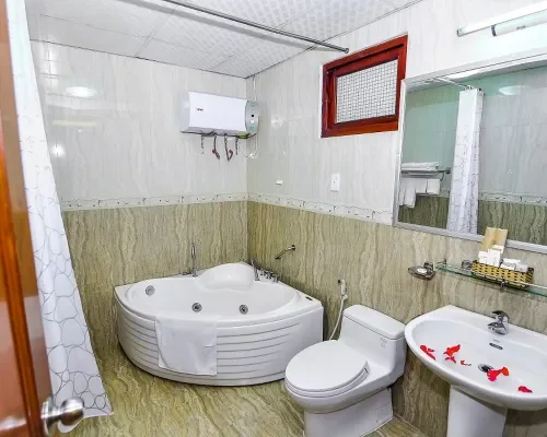 Phòng tắm có bồn tắm góc tại Oriental Nha Trang Hotel