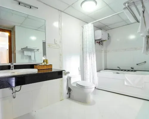 Phòng tắm có bồn tắm tại Oriental Nha Trang Hotel