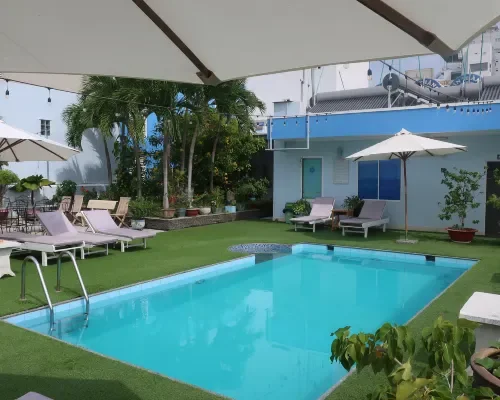 Hồ bơi ngoài trời ban ngày tại Oriental Nha Trang Hotel