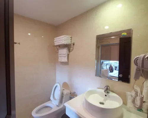 Phòng tắm tại Paris Luxury Hotel & Apartment Nha Trang – góc 2