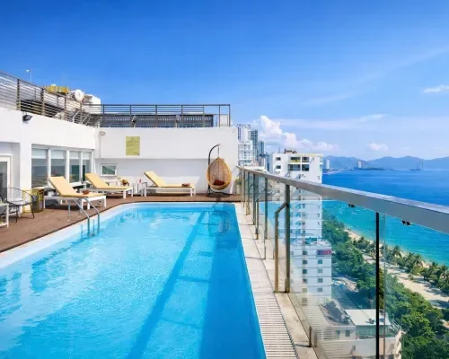 Hồ bơi tại Paris Luxury Hotel & Apartment Nha Trang