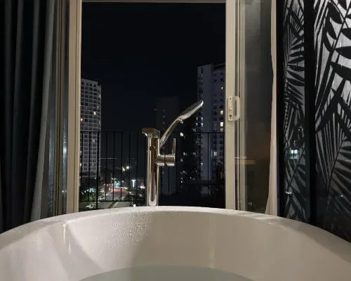 Phòng tắm tại Quinter Central Nha Trang – góc 3