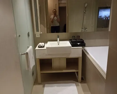 Phòng tắm tại Quinter Central Nha Trang – góc 2