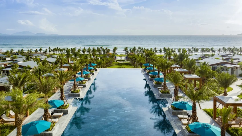 Hồ bơi tại Radisson Blu Resort Cam Ranh – góc 2