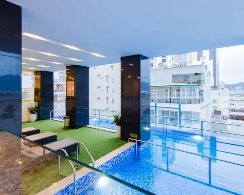 Hồ bơi tại Red Sun Nha Trang Hotel