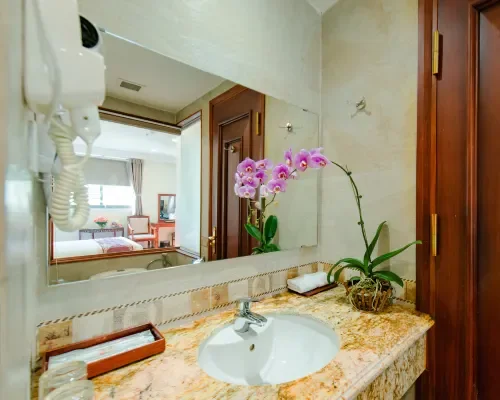 Phòng tắm tại Red Sun Nha Trang Hotel – góc 2