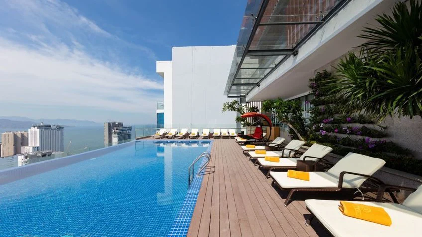 Hồ bơi tại Regalia Gold Hotel Nha Trang