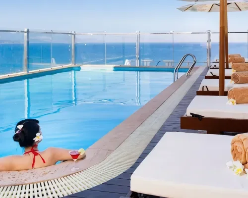Hồ bơi trên cao tại Regalia Nha Trang Hotel