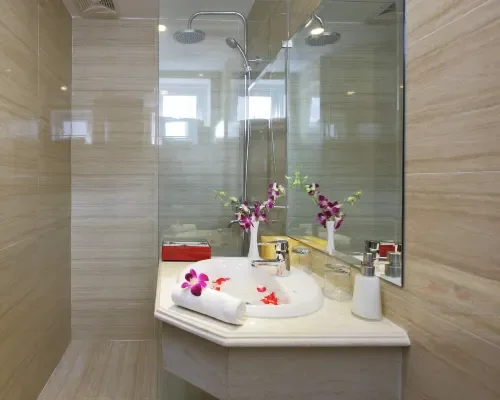 Bồn rửa phòng tắm tại Regalia Nha Trang Hotel