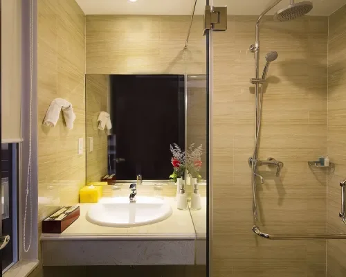 Phòng tắm có bồn tắm tại Regalia Nha Trang Hotel