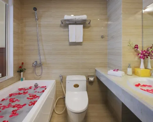 Phòng tắm có bồn tắm tại Regalia Nha Trang Hotel