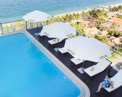 Hồ bơi trên cao nhìn biển tại Regalia Nha Trang Hotel