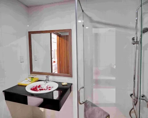 Phòng tắm tại Rigel Hotel Nha Trang – góc 2