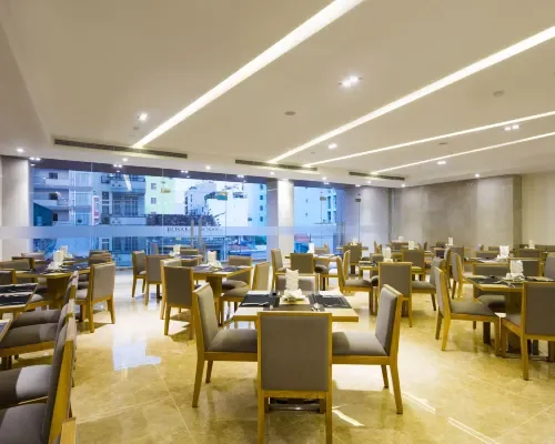 Không gian ăn uống tại Rosaka Nha Trang Hotel – góc 3