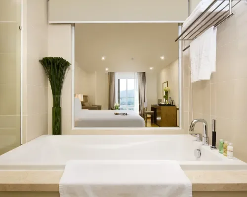 Phòng tắm tại Rosaka Nha Trang Hotel – góc 2