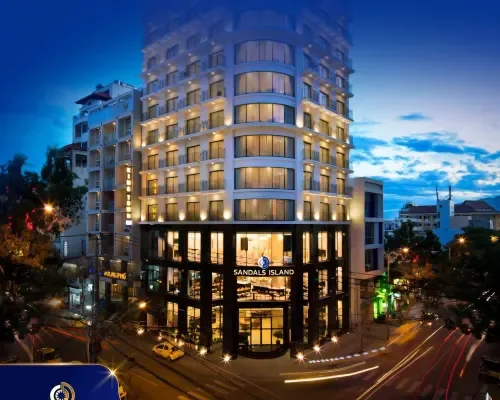 Toàn cảnh khách sạn về đêm tại Sandals Island Hotel Nha Trang