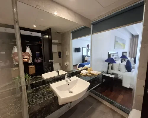 Phòng tắm nhìn từ khu ngủ tại Sandals Island Hotel Nha Trang