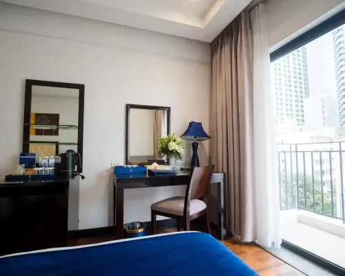 Bàn làm việc cạnh ban công tại Sandals Island Hotel Nha Trang