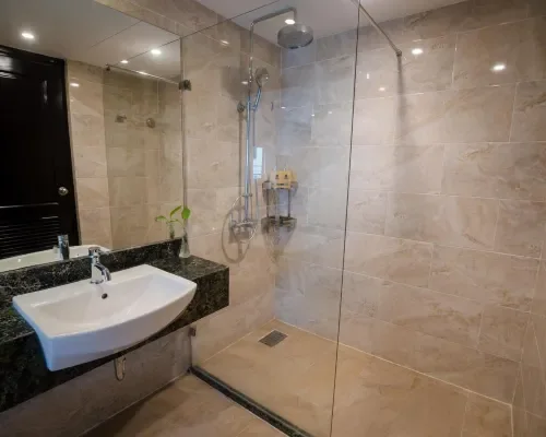 Phòng tắm có buồng tắm kính tại Sandals Island Hotel Nha Trang